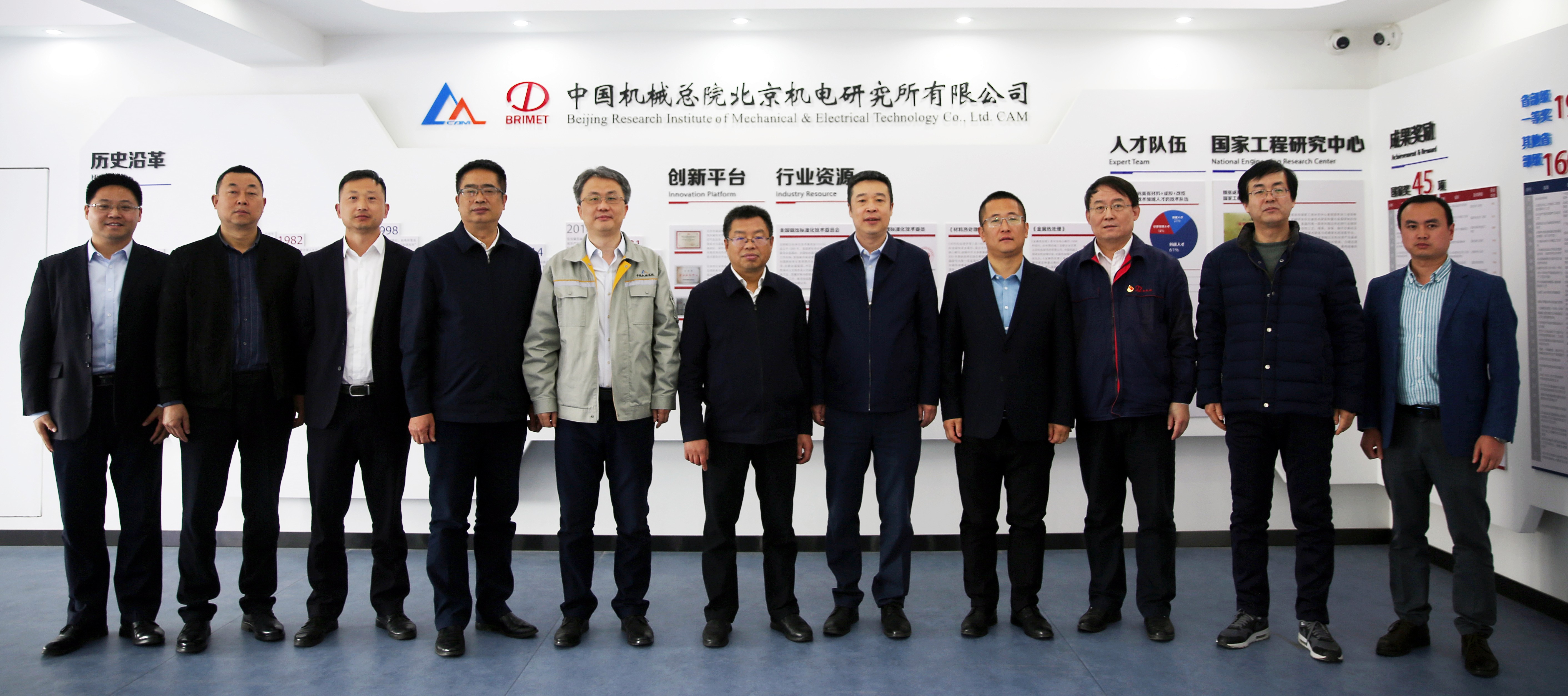 5.参观机电所展厅.jpg 5.参观机电所展厅.jpg